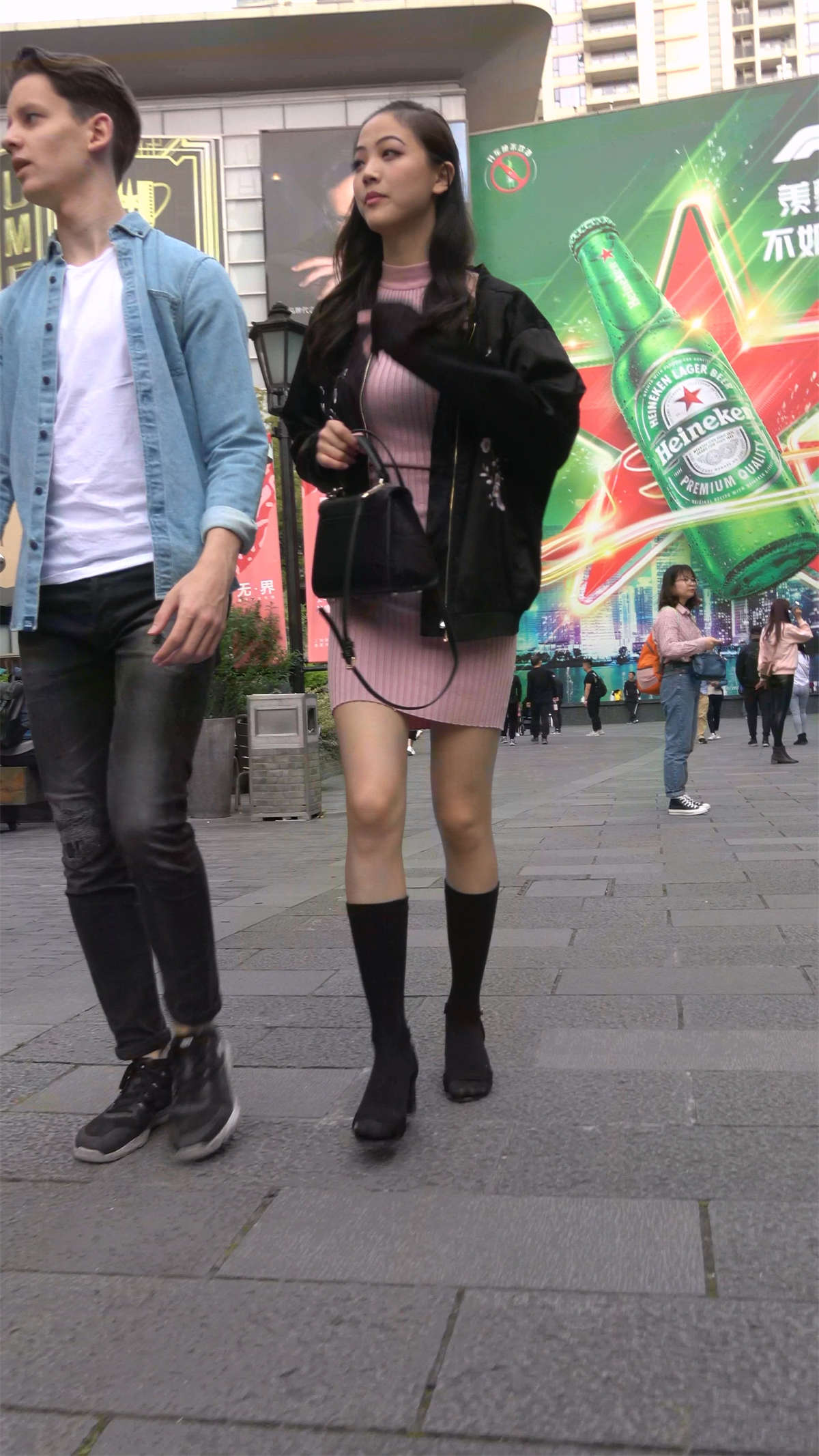 粉裙大美妞-日更街拍