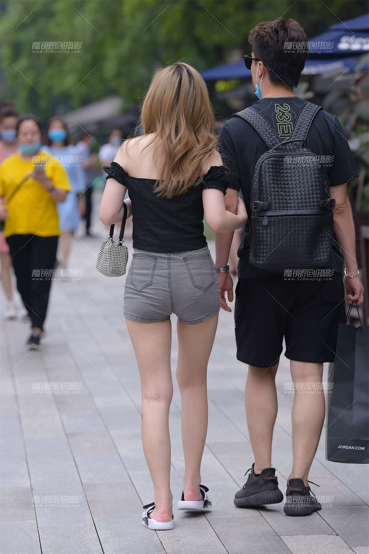 图片[2]-一字肩热裤女友-日更街拍