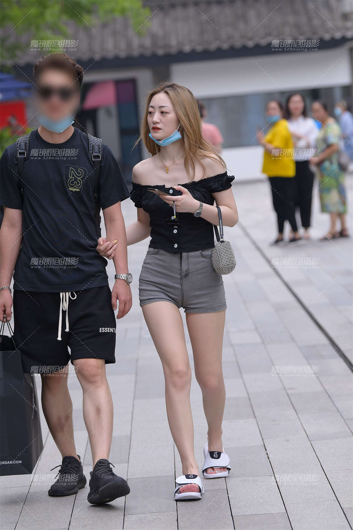 一字肩热裤女友-日更街拍