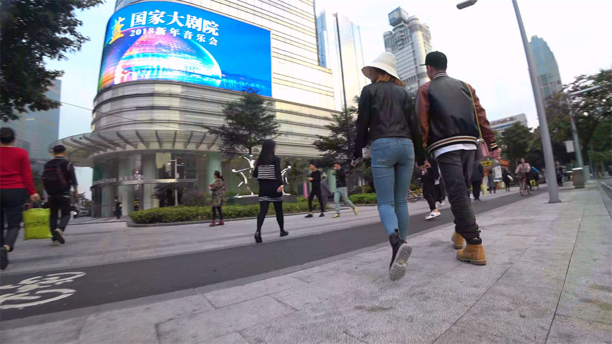 图片[2]-紧身蓝色牛仔裤美女-日更街拍