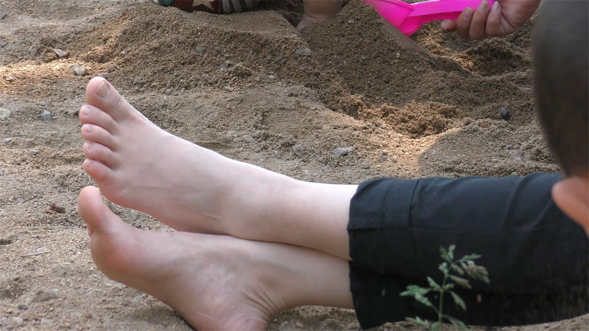 图片[2]-初春少妇的漂亮裸足-日更街拍