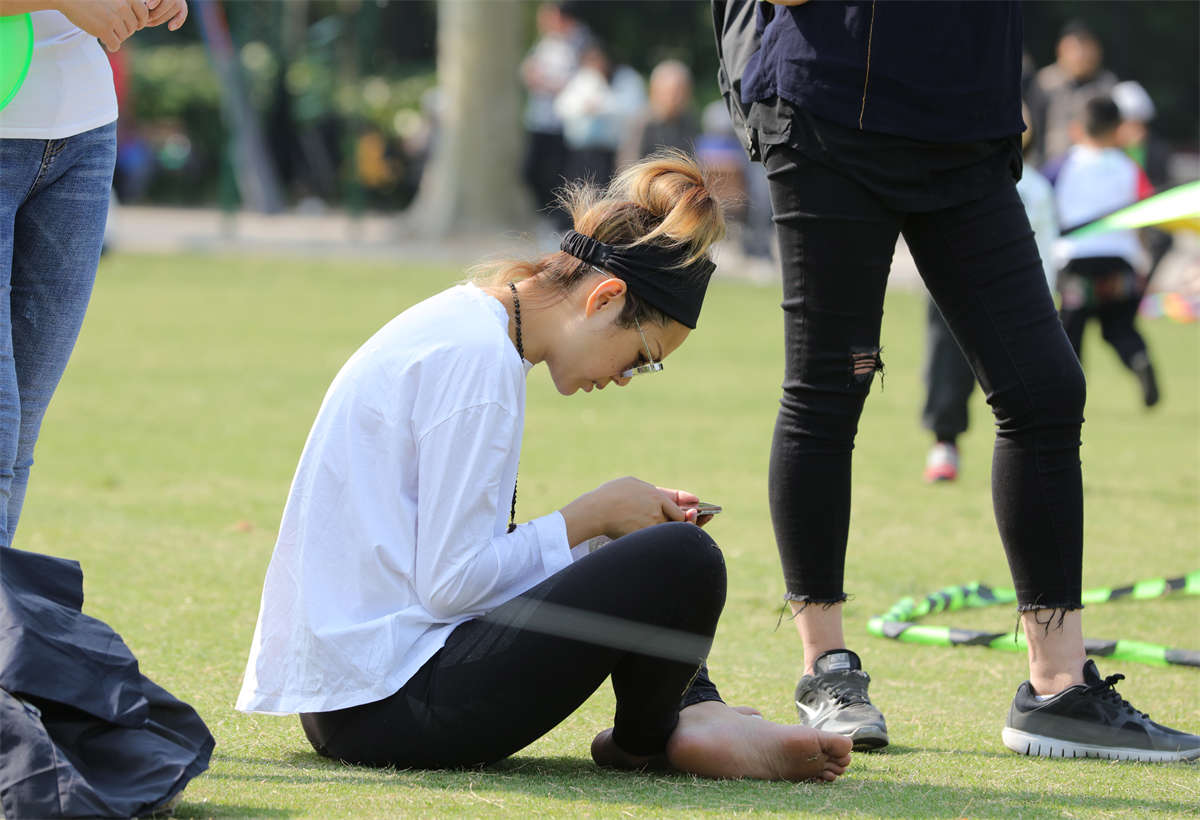 图片[2]-踏青公园街拍系列No.1665 女人味爆棚的美少妇，玉足精美细滑像是未经深度开发 第1套-日更街拍