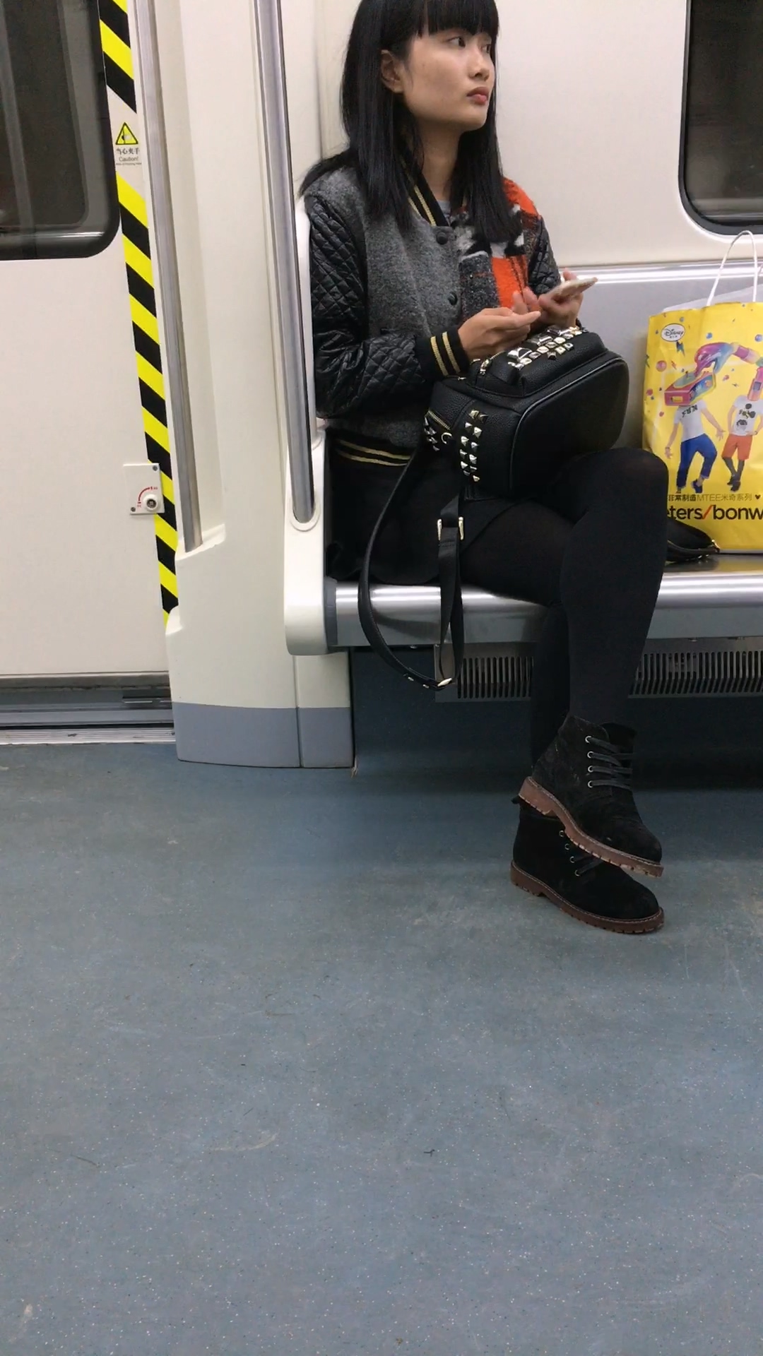地铁拍摄黑色丝袜长发小妹-日更街拍