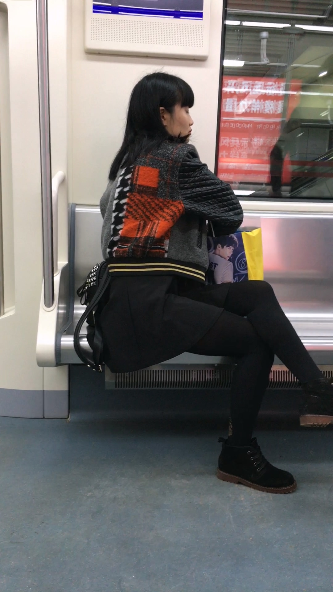 图片[2]-地铁拍摄黑色丝袜长发小妹-日更街拍