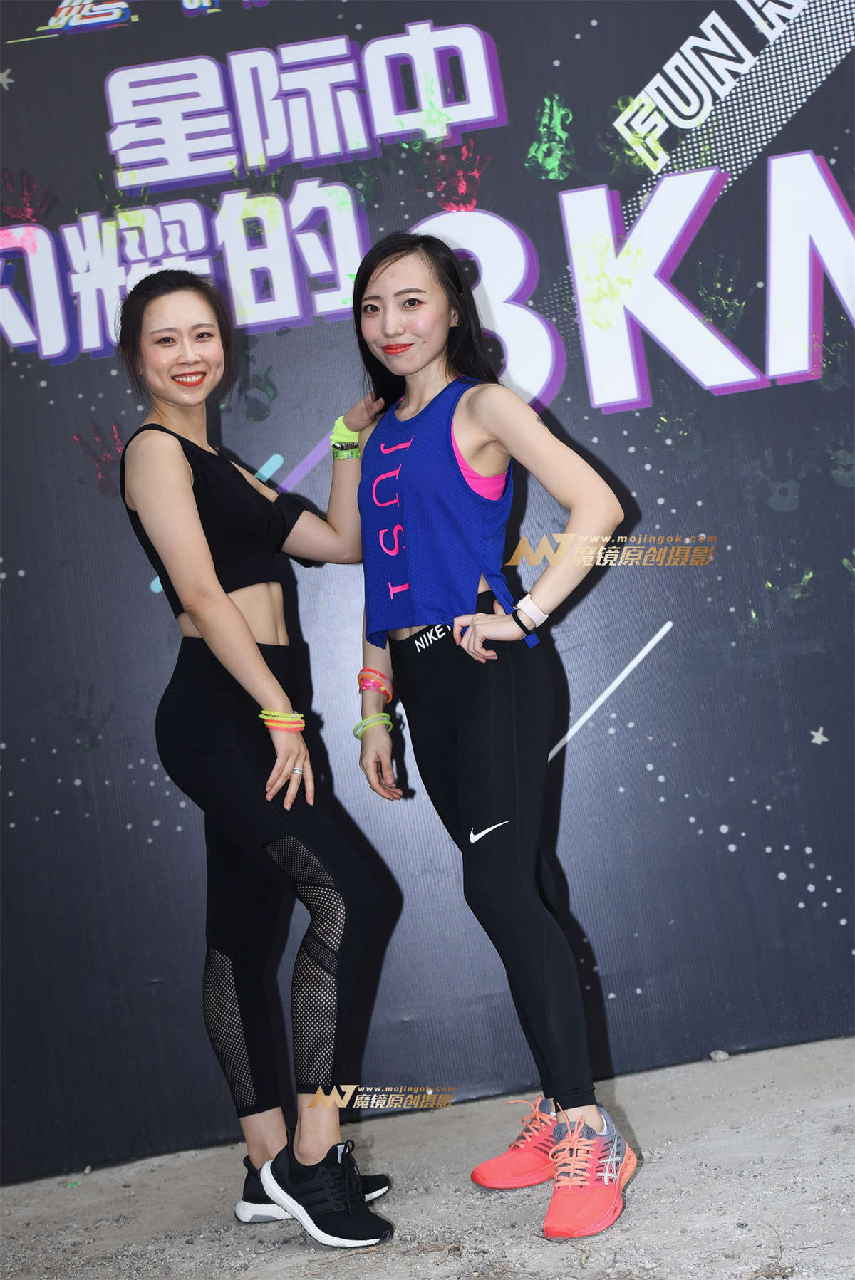 【咔喳赛贴】两个紧身裤妹子-日更街拍