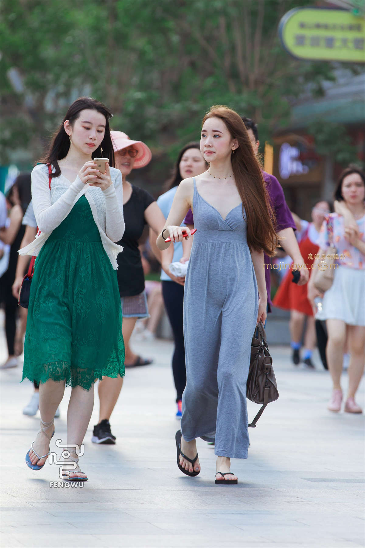 贴身吊带长裙，拖鞋-日更街拍