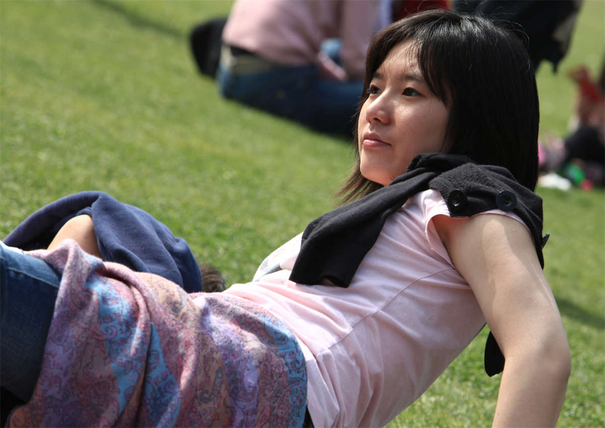 踏青公园街拍系列No.734 做出模拍动作的草地小美女-日更街拍
