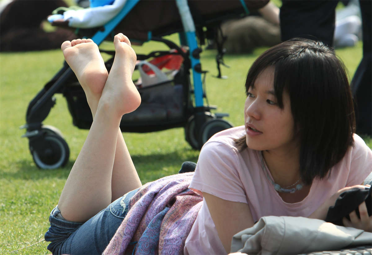 图片[2]-踏青公园街拍系列No.734 做出模拍动作的草地小美女-日更街拍