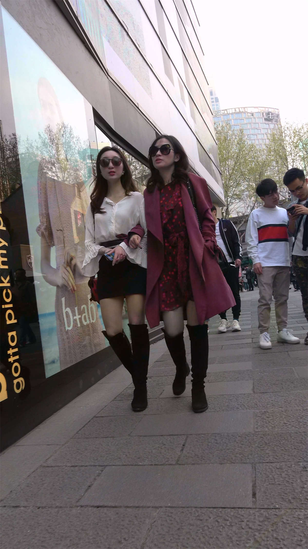 图片[2]-两位很酷的墨镜美女-日更街拍