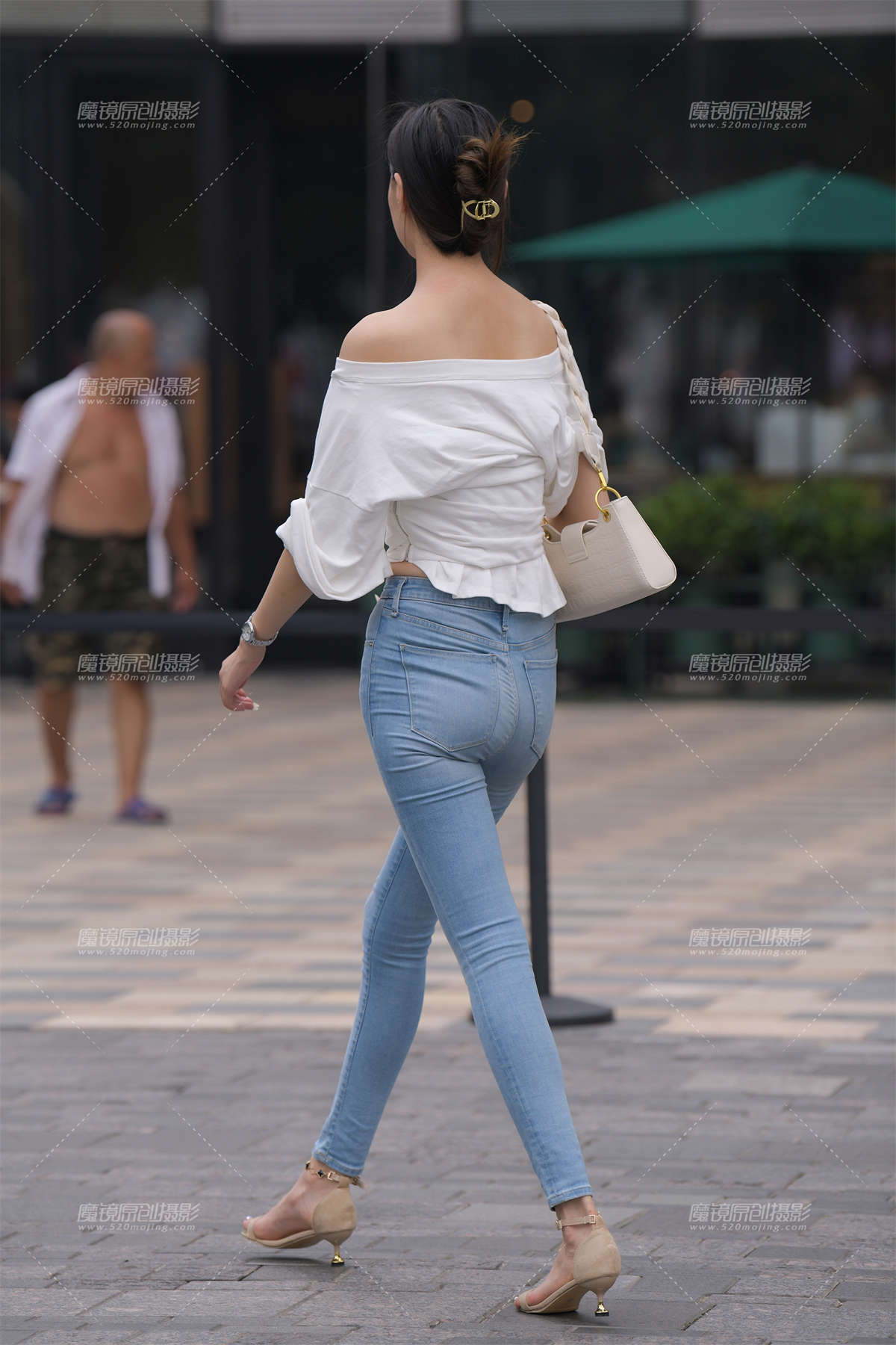 图片[2]-高挑的紧牛美女-日更街拍