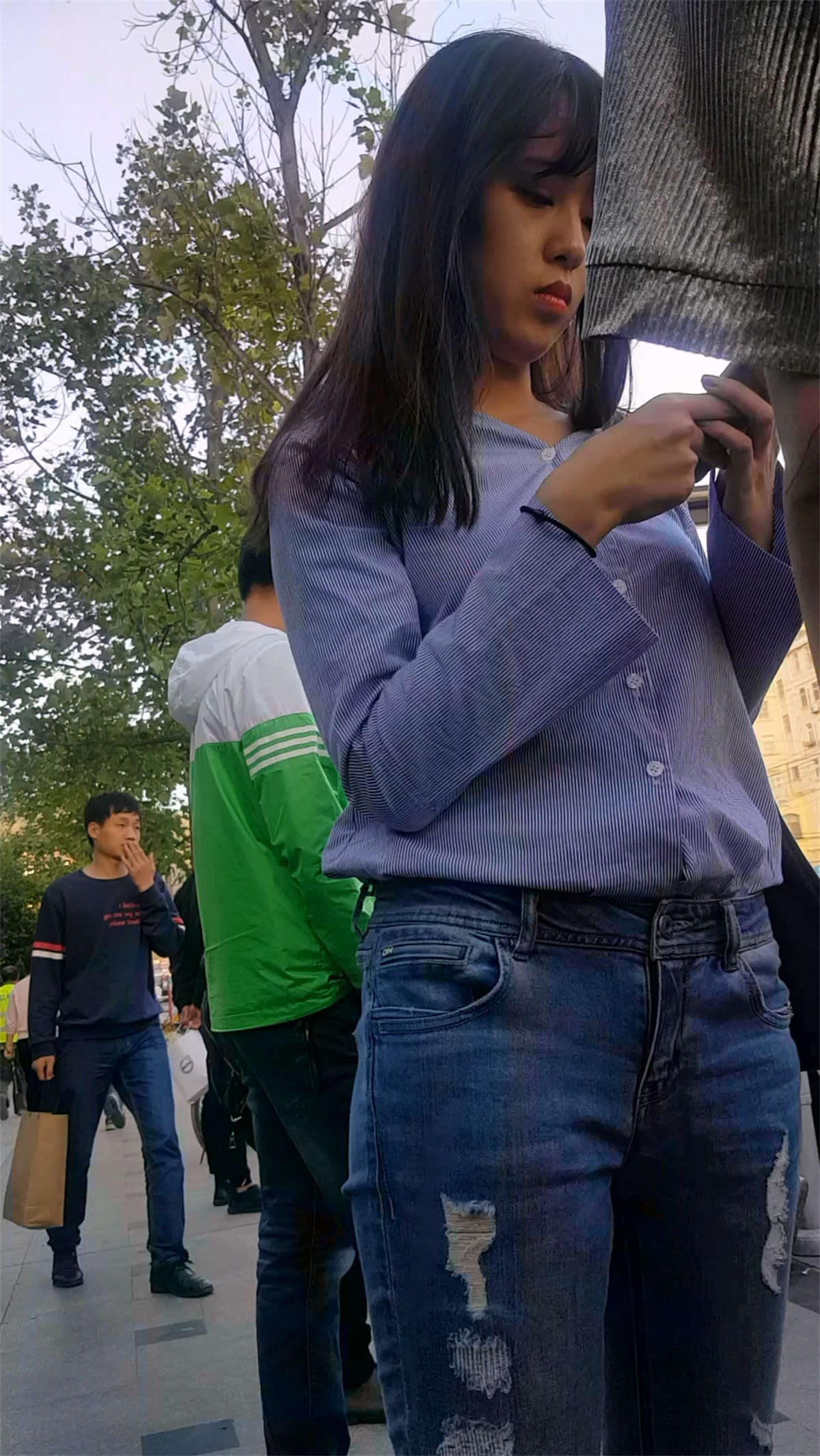 图片[2]-蓝色衬衫牛仔裤甜美清纯美女-日更街拍