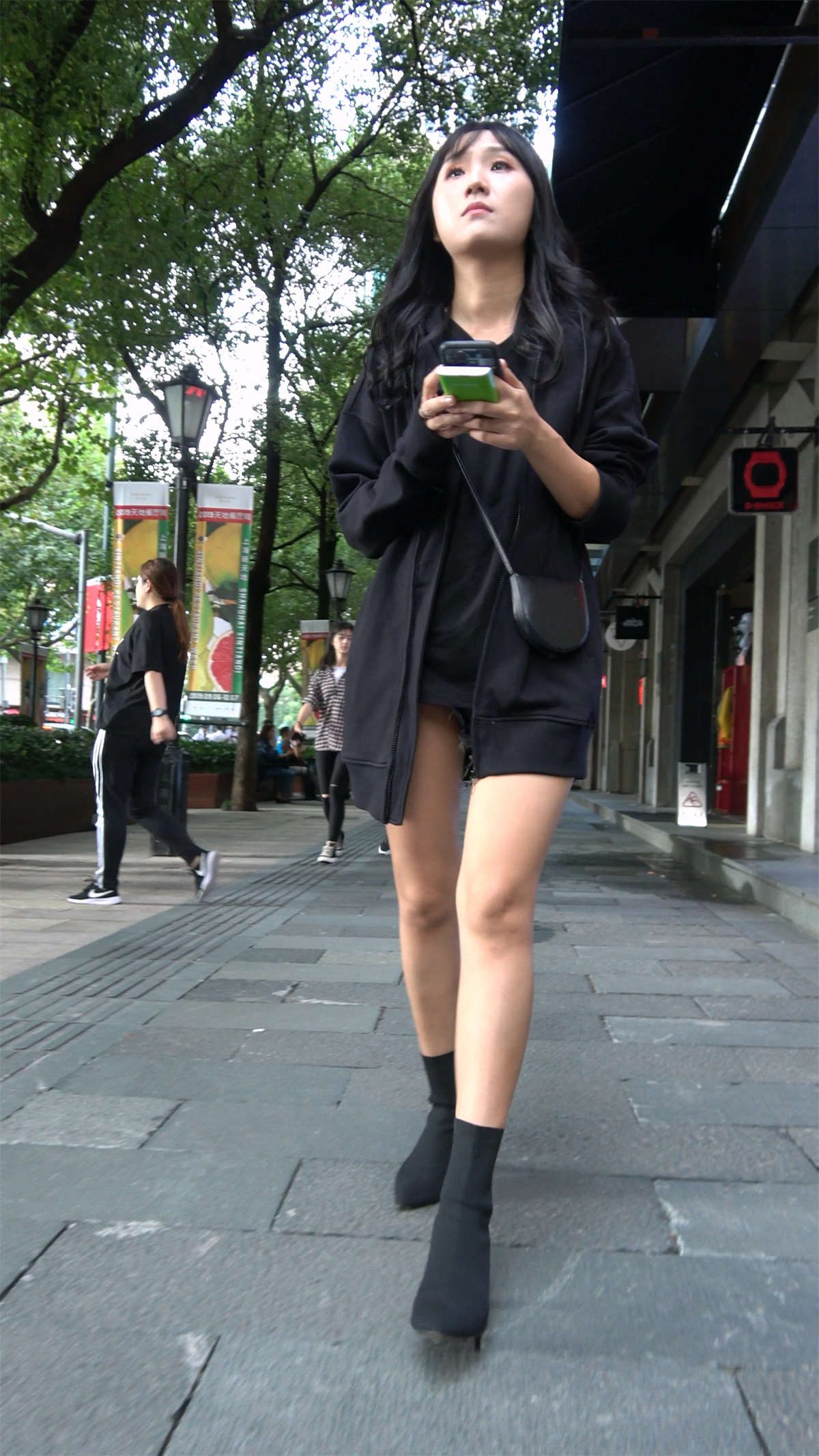 长靴黑色卫衣小美女-日更街拍
