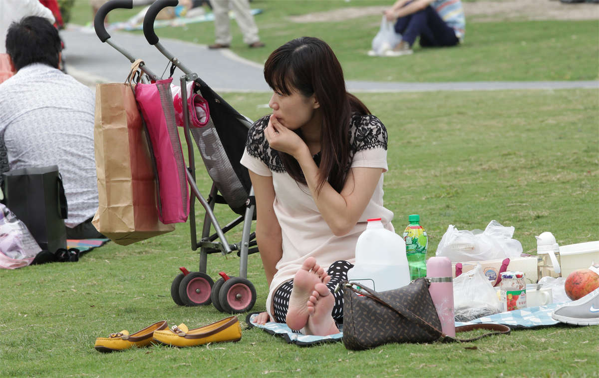 图片[2]-踏青公园街拍系列No.891 杀伤型少妇的足底诱惑-日更街拍