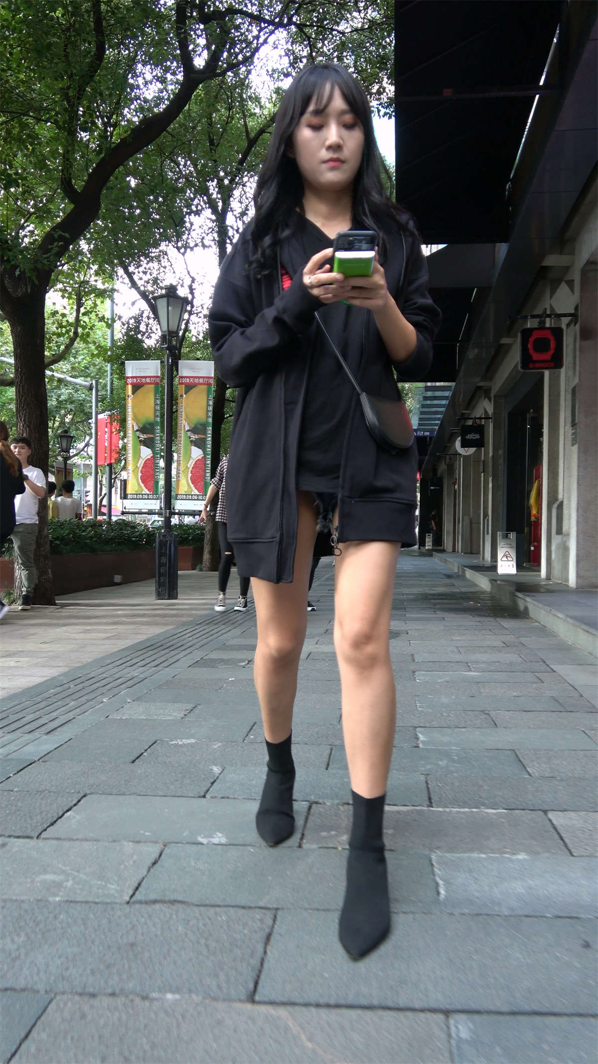 图片[2]-长靴黑色卫衣小美女-日更街拍