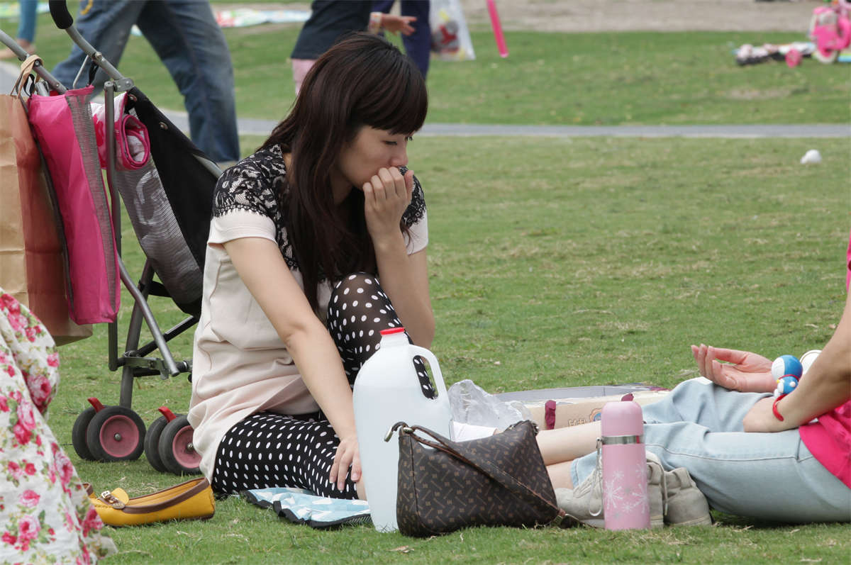 踏青公园街拍系列No.891 杀伤型少妇的足底诱惑-日更街拍