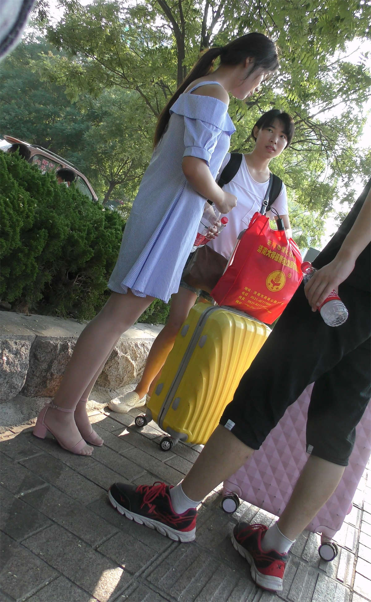 图片[2]-返校的丝袜美女-日更街拍