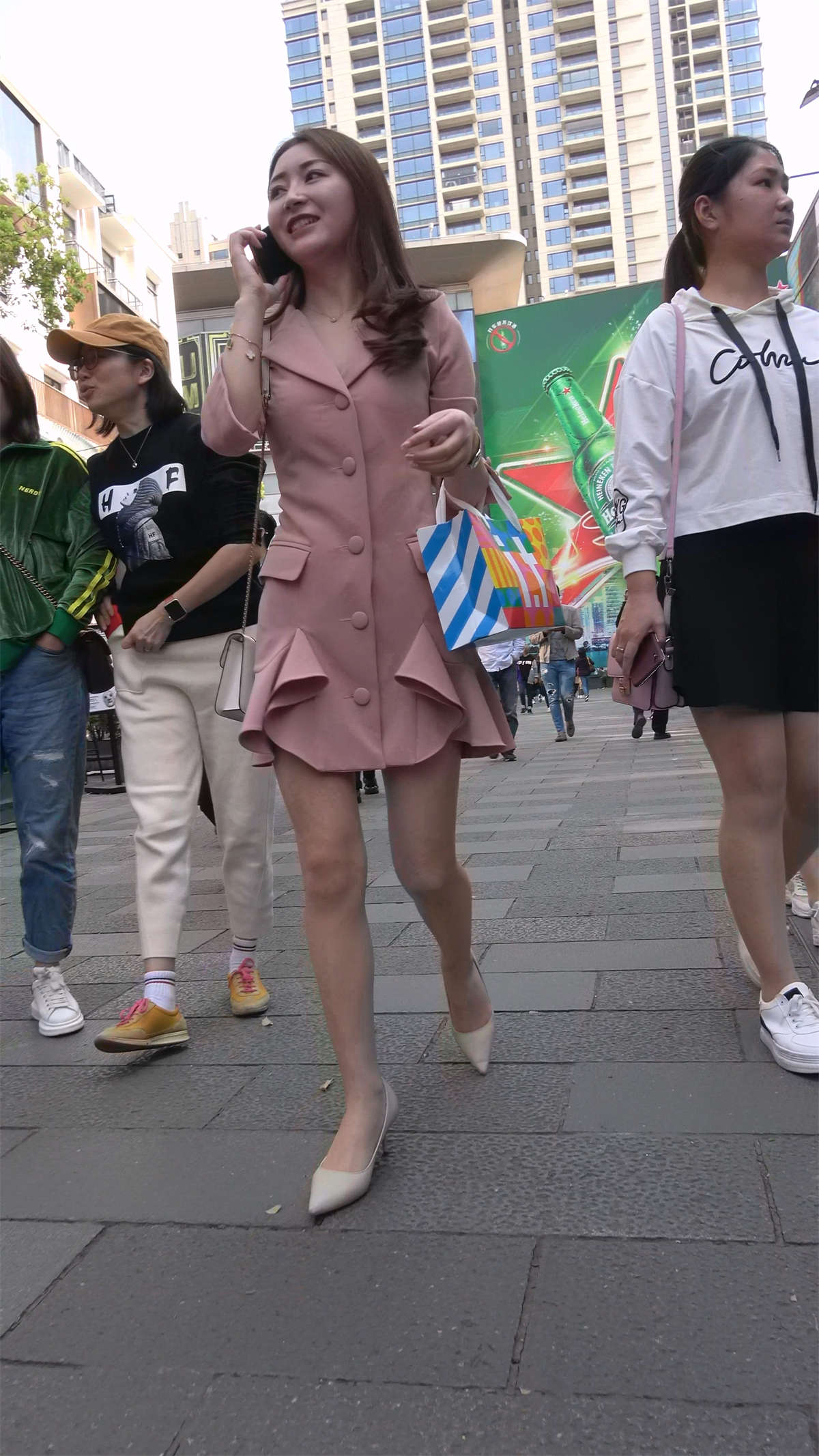 笑容美丽的粉衣高跟女神-日更街拍