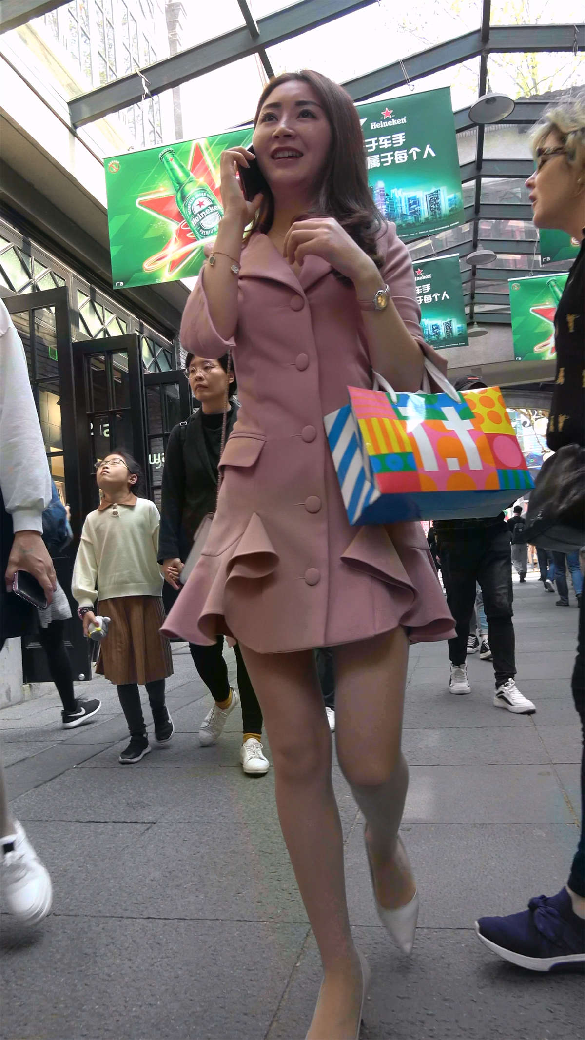 图片[2]-笑容美丽的粉衣高跟女神-日更街拍