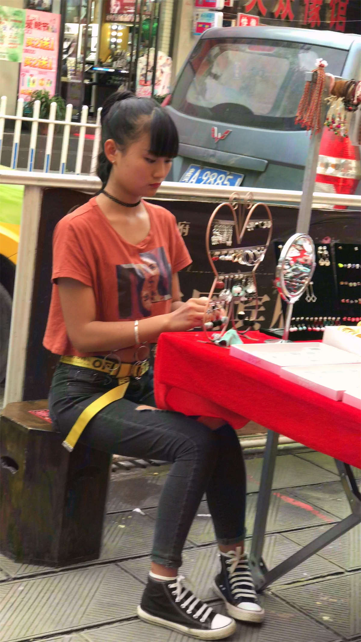 图片[2]-卖首饰的年轻小妹-日更街拍