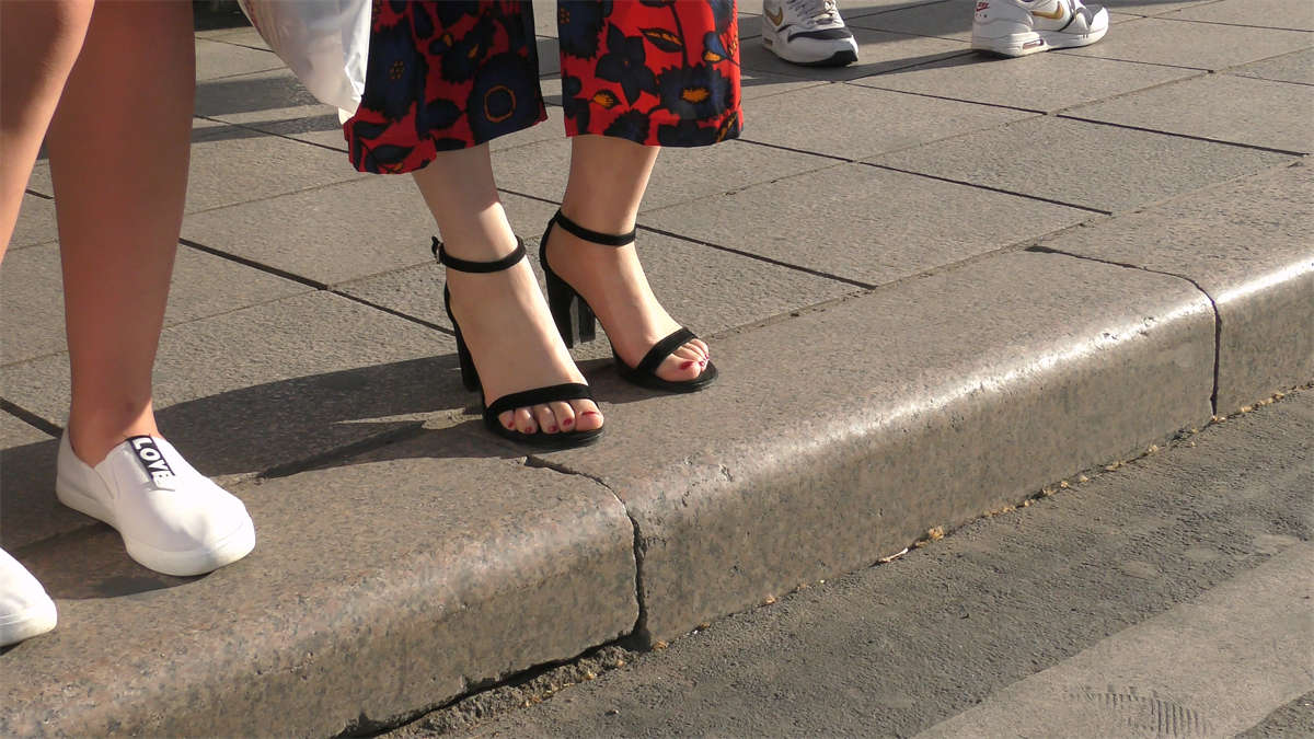 图片[2]-等车的美女-日更街拍