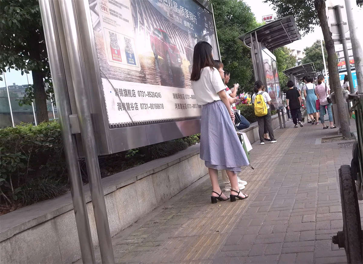 图片[2]-凉高跟，玉足MM在等公交车-日更街拍