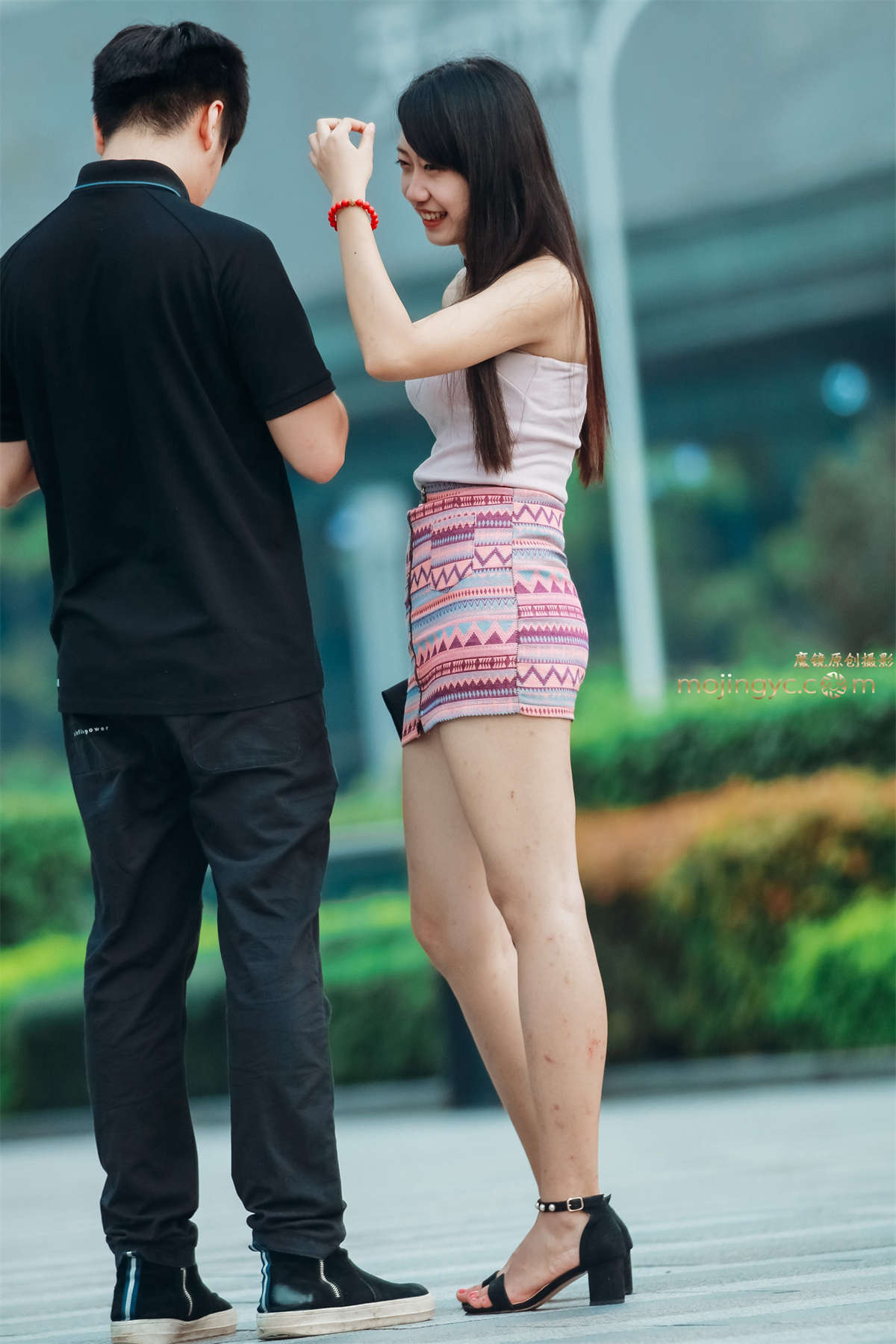 图片[2]-爱笑的女生 看着这腿心疼-日更街拍