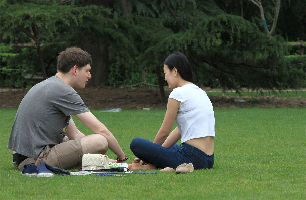 图片[2]-踏青公园街拍系列No.49 老外的中国女友，身姿婀娜，双脚白净-日更街拍