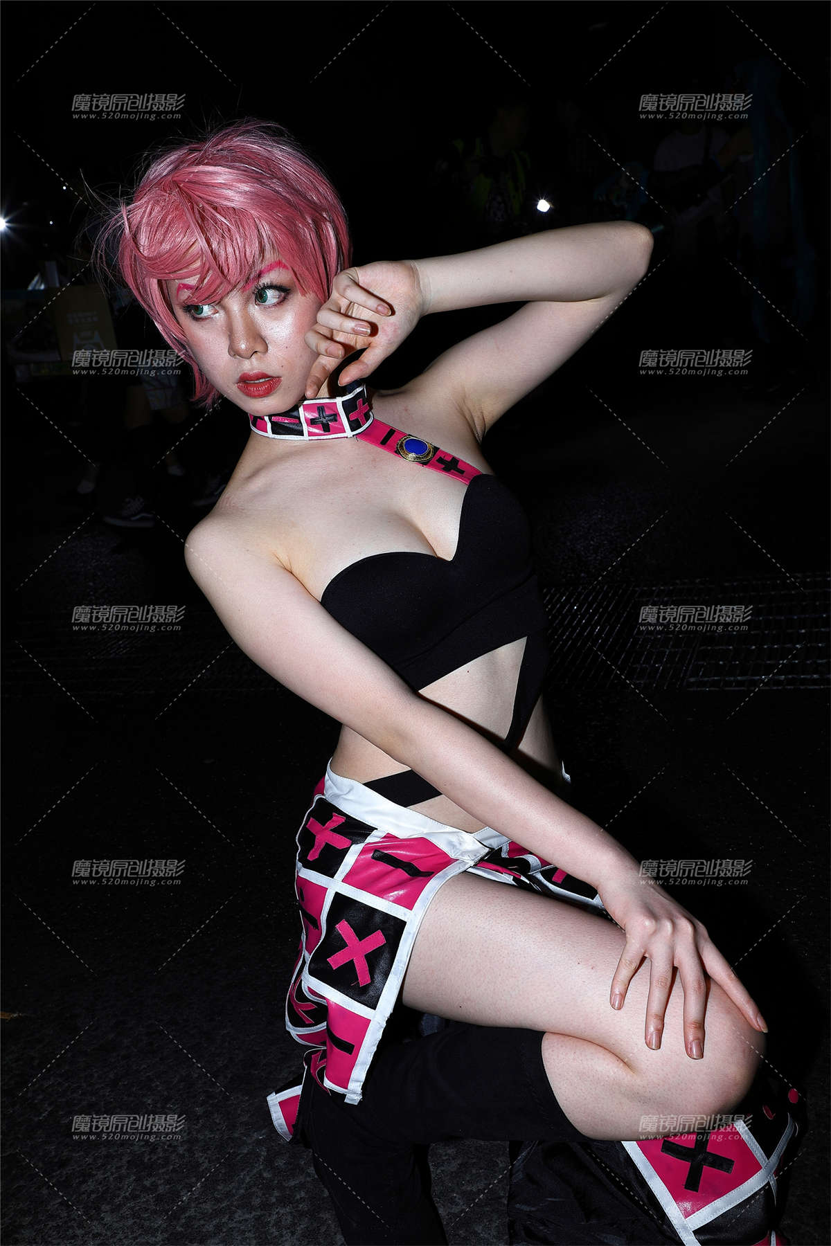 红发黑色抹胸coser-日更街拍