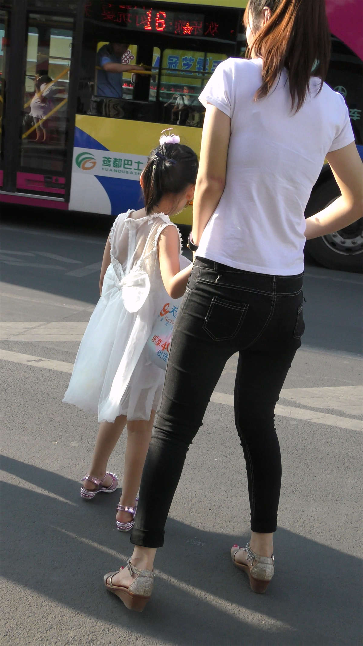 气质妈妈的金色系带凉鞋-日更街拍