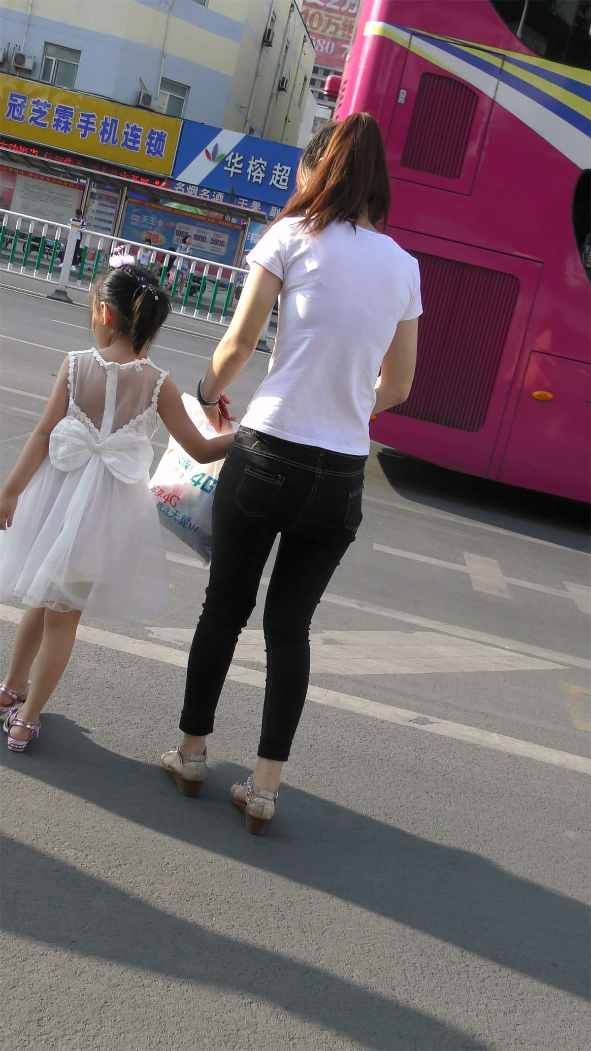 图片[2]-气质妈妈的金色系带凉鞋-日更街拍