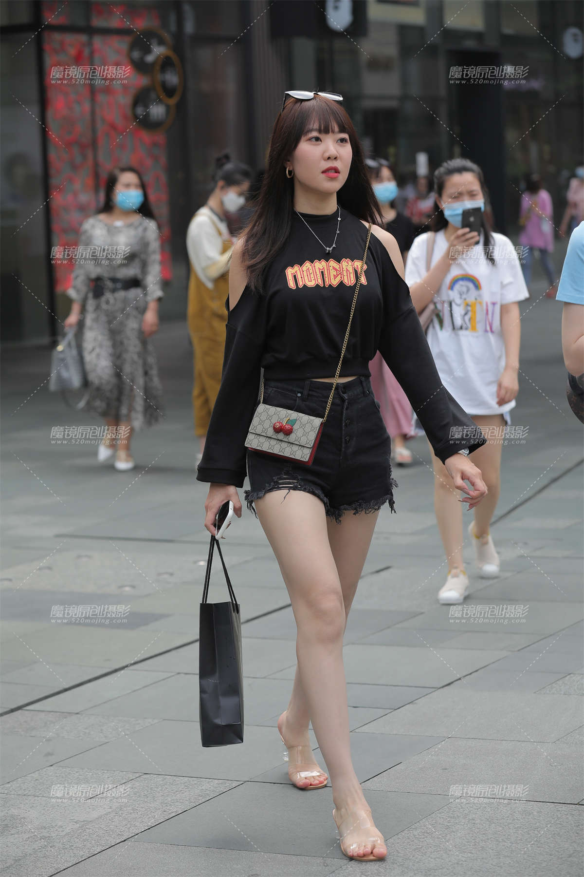 【开哦赛帖】热裤长腿美眉-日更街拍