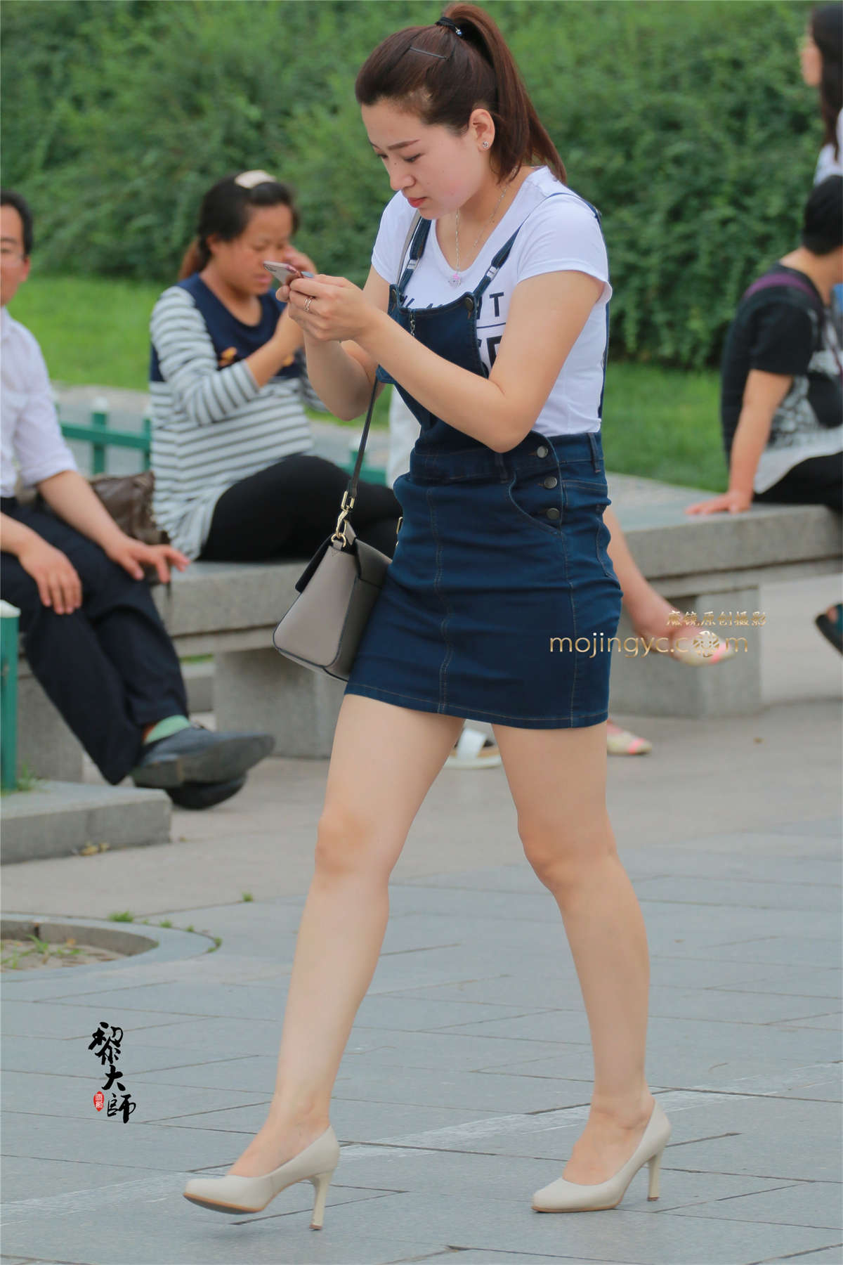 图片[2]-牛仔短裙白腿熟女（15P）-日更街拍