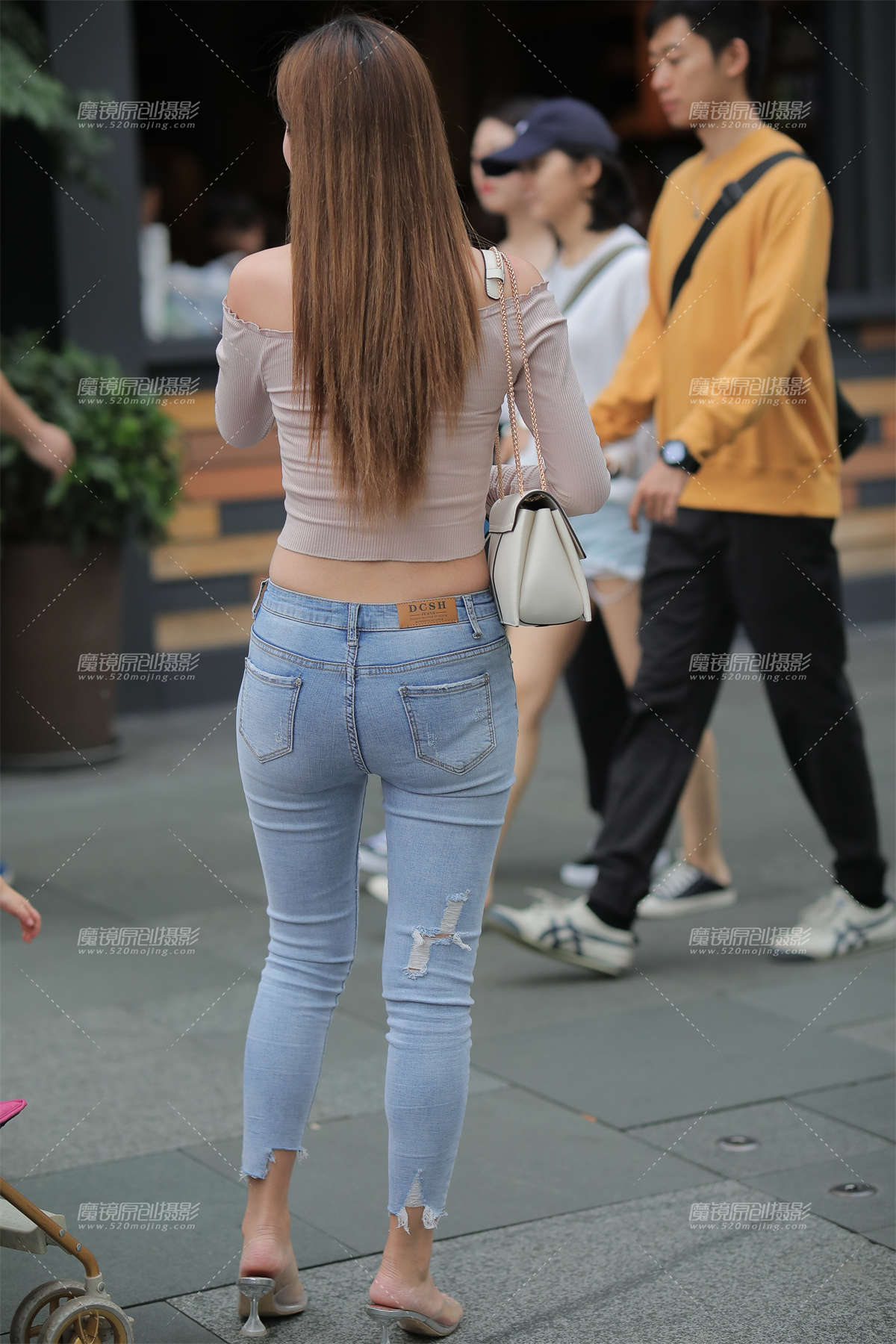 图片[2]-【凯恩赛贴】紧牛翘臀辣妈-日更街拍