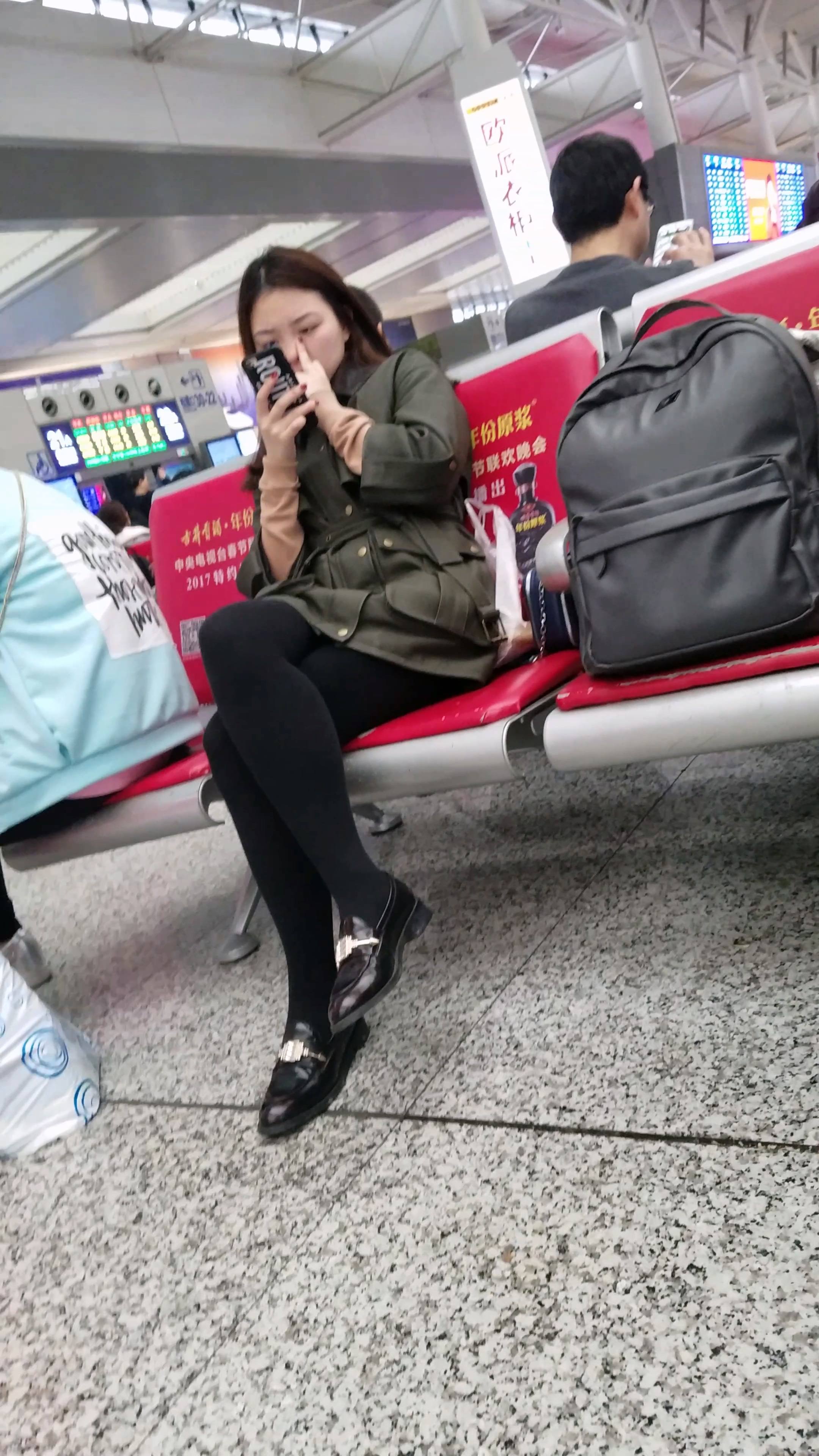 图片[2]-[4K高清视频]高铁站候车的黑色打底丝袜性感长腿美眉-日更街拍