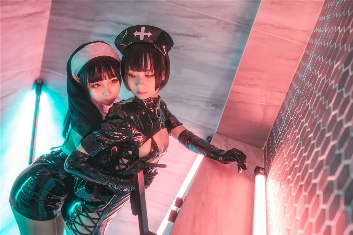 知名动漫博主-蠢沫沫 修女×护士-日更街拍