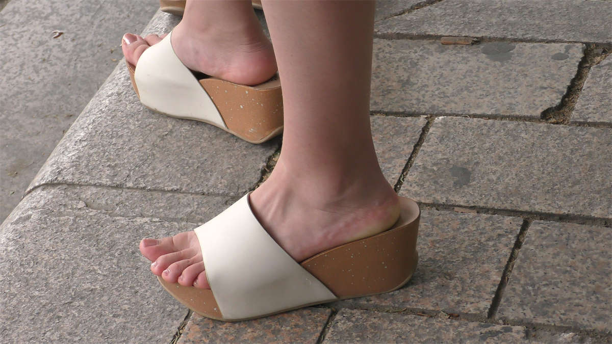 图片[2]-清秀美女的白嫩玉足-日更街拍