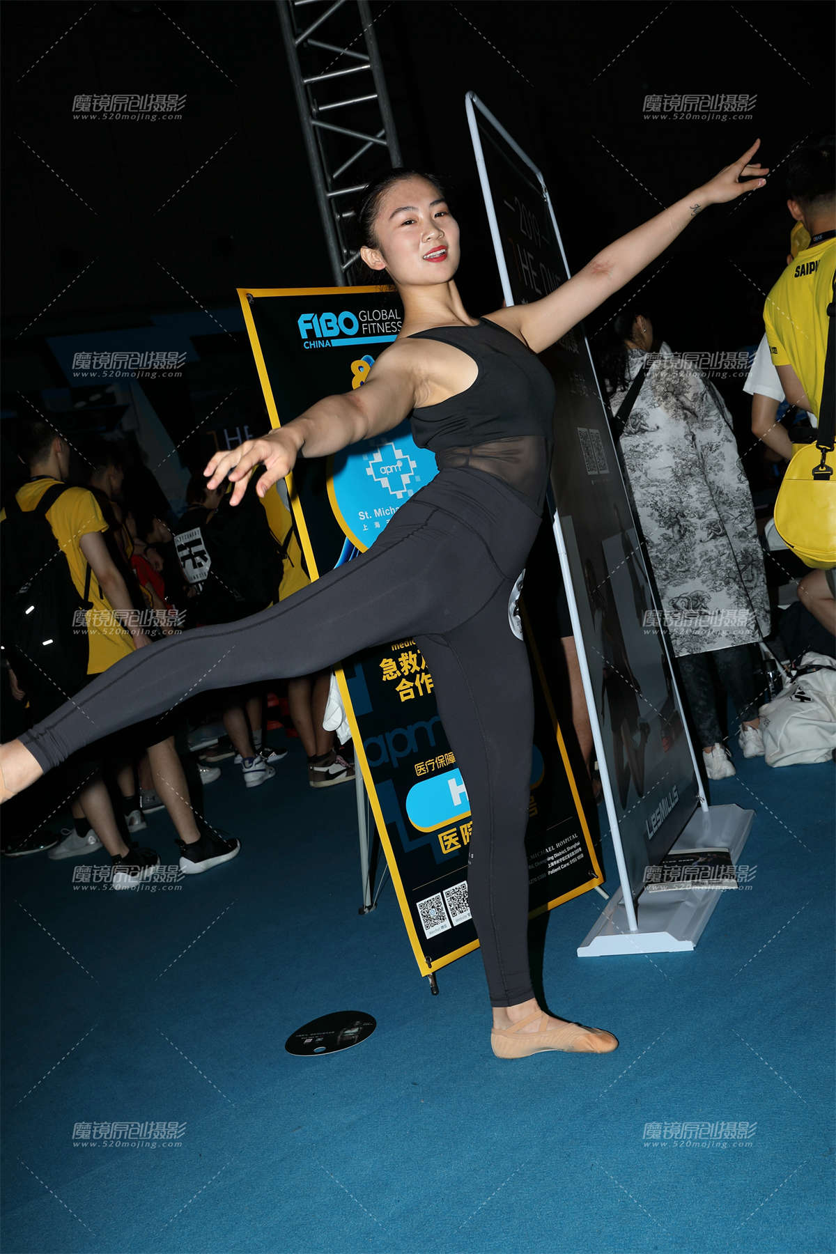 【欧阳赛帖】跳舞的黑色紧身裤美女-日更街拍