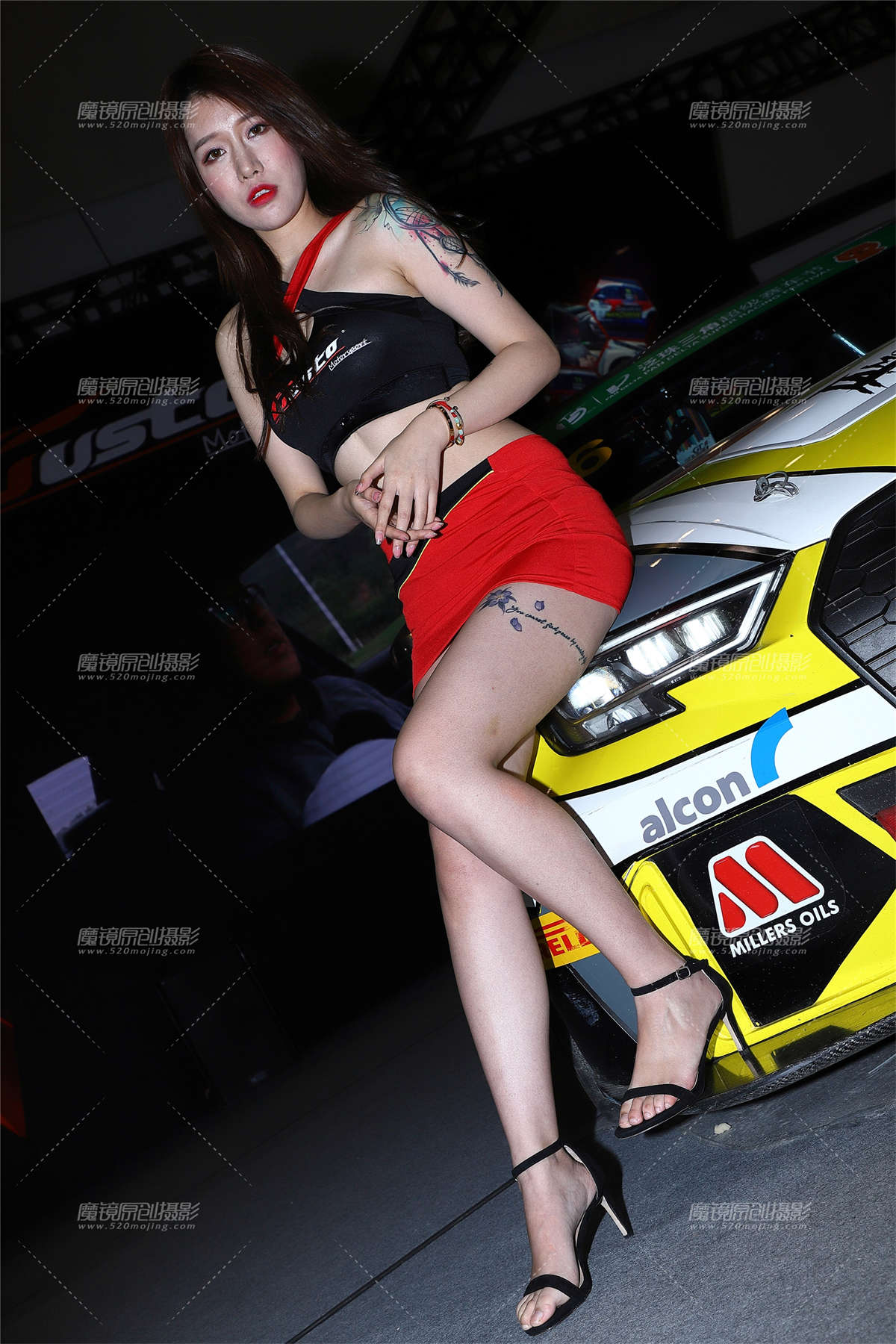 红色短裙制服纹身车模插图1