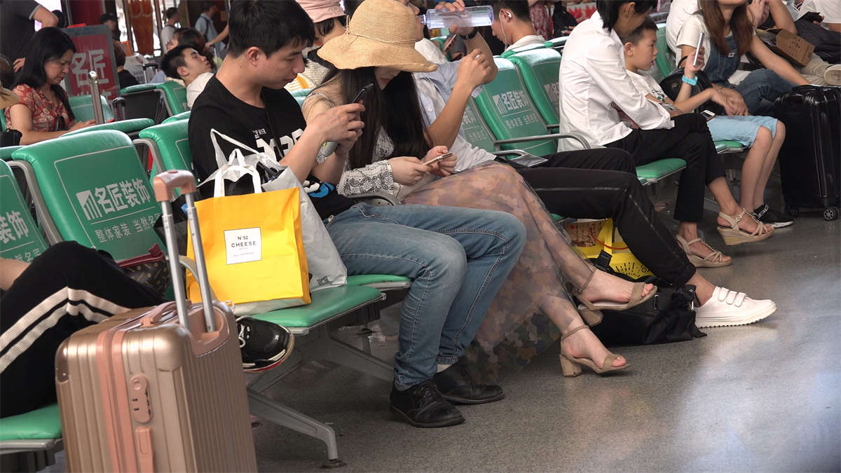 候车室内的美足总是令人应接不暇-日更街拍