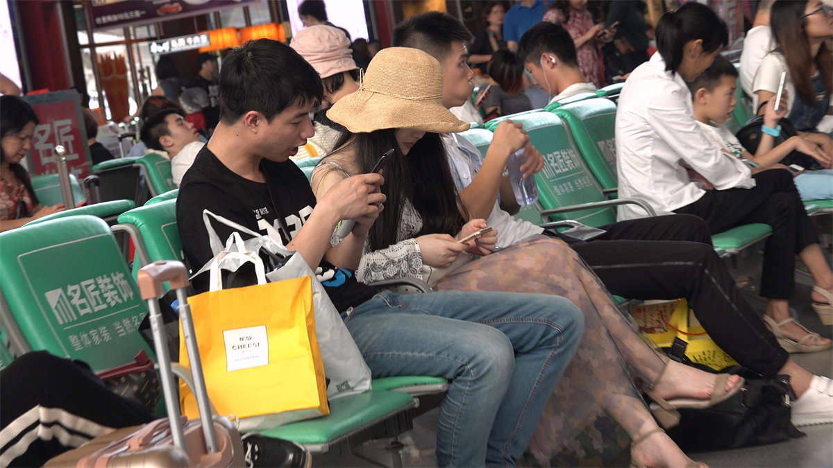 图片[2]-候车室内的美足总是令人应接不暇-日更街拍