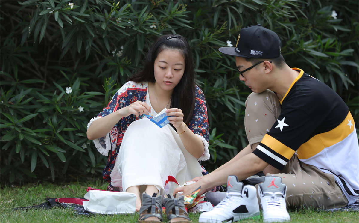 图片[2]-踏青公园街拍系列No.737 女生的雪白嫩足，看到你心里发痒-日更街拍