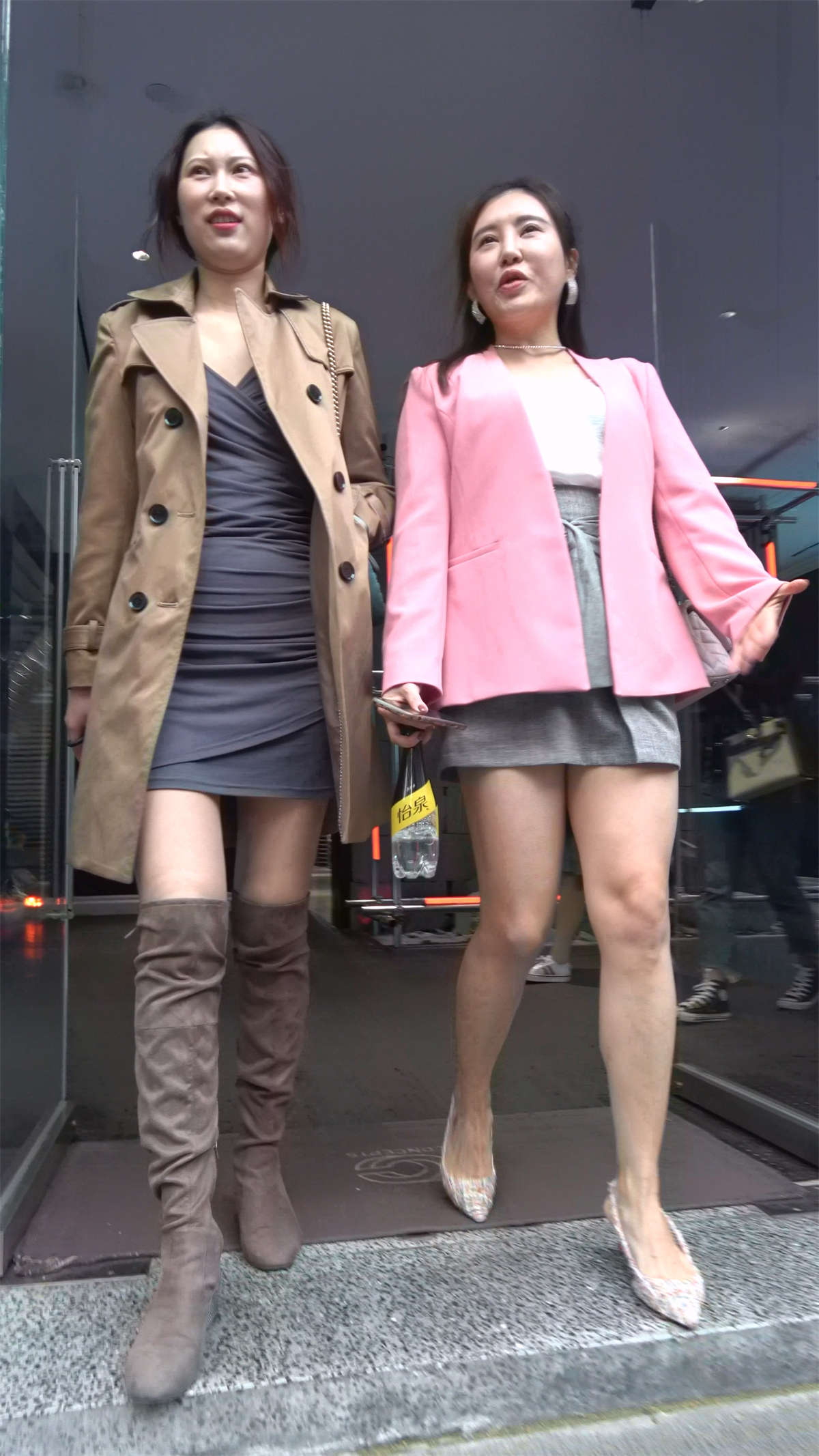 穿着挺时尚的美女姐妹-日更街拍