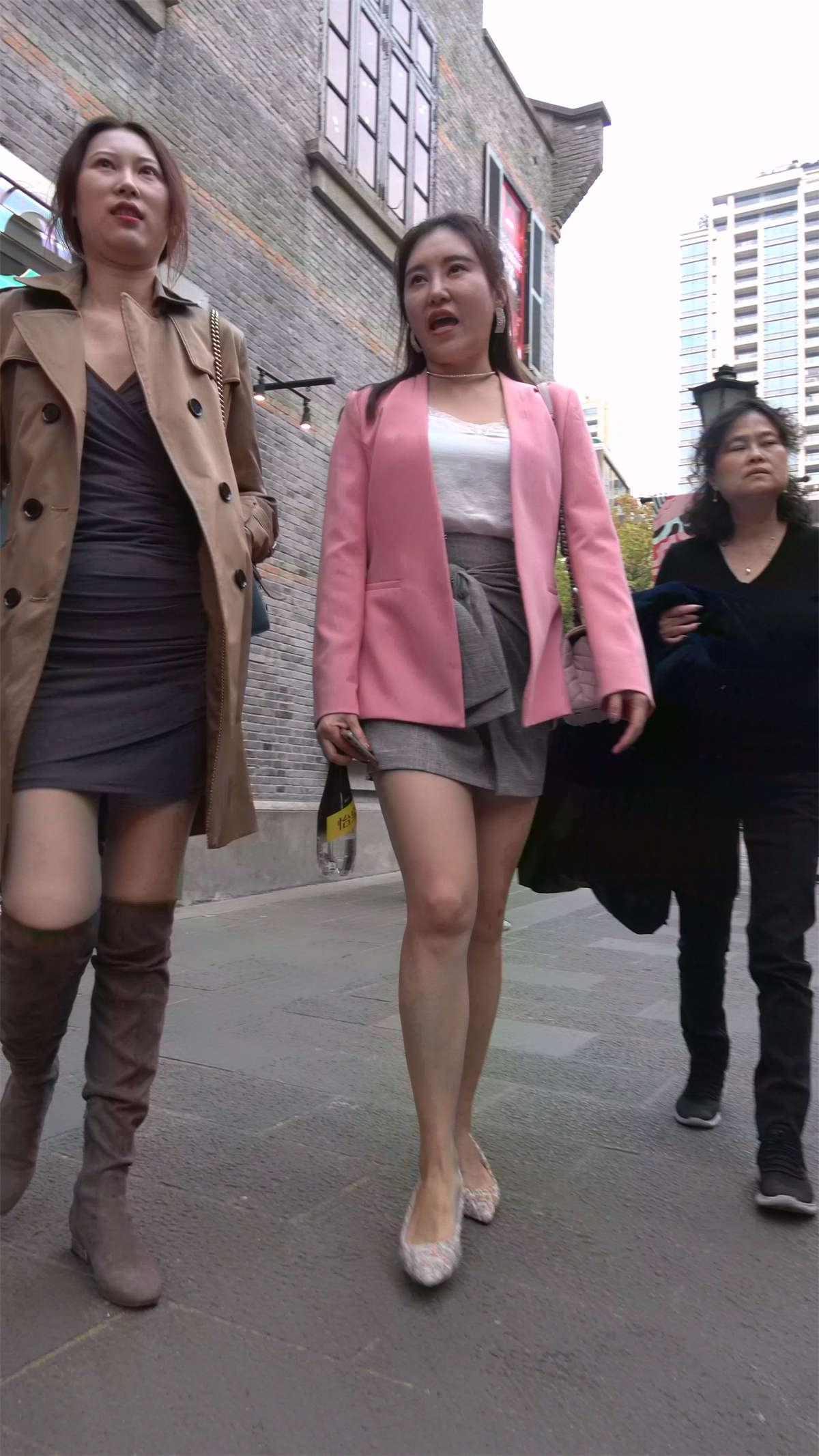 图片[2]-穿着挺时尚的美女姐妹-日更街拍