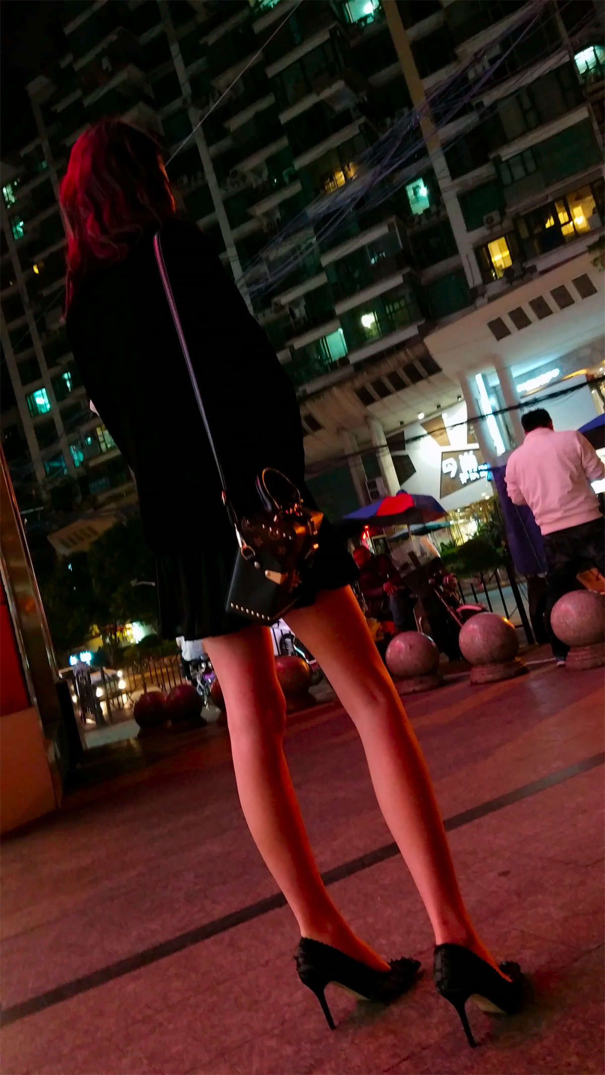 图片[2]-夜晚黑色高跟超短裙极品修长美腿漂亮美少妇-日更街拍