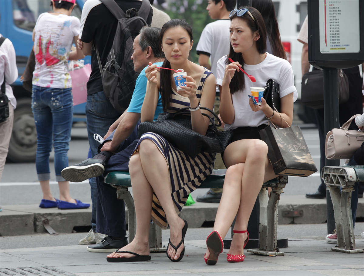 图片[2]-踏青公园街拍系列No.894 模特级美脚惊现公交车站-日更街拍