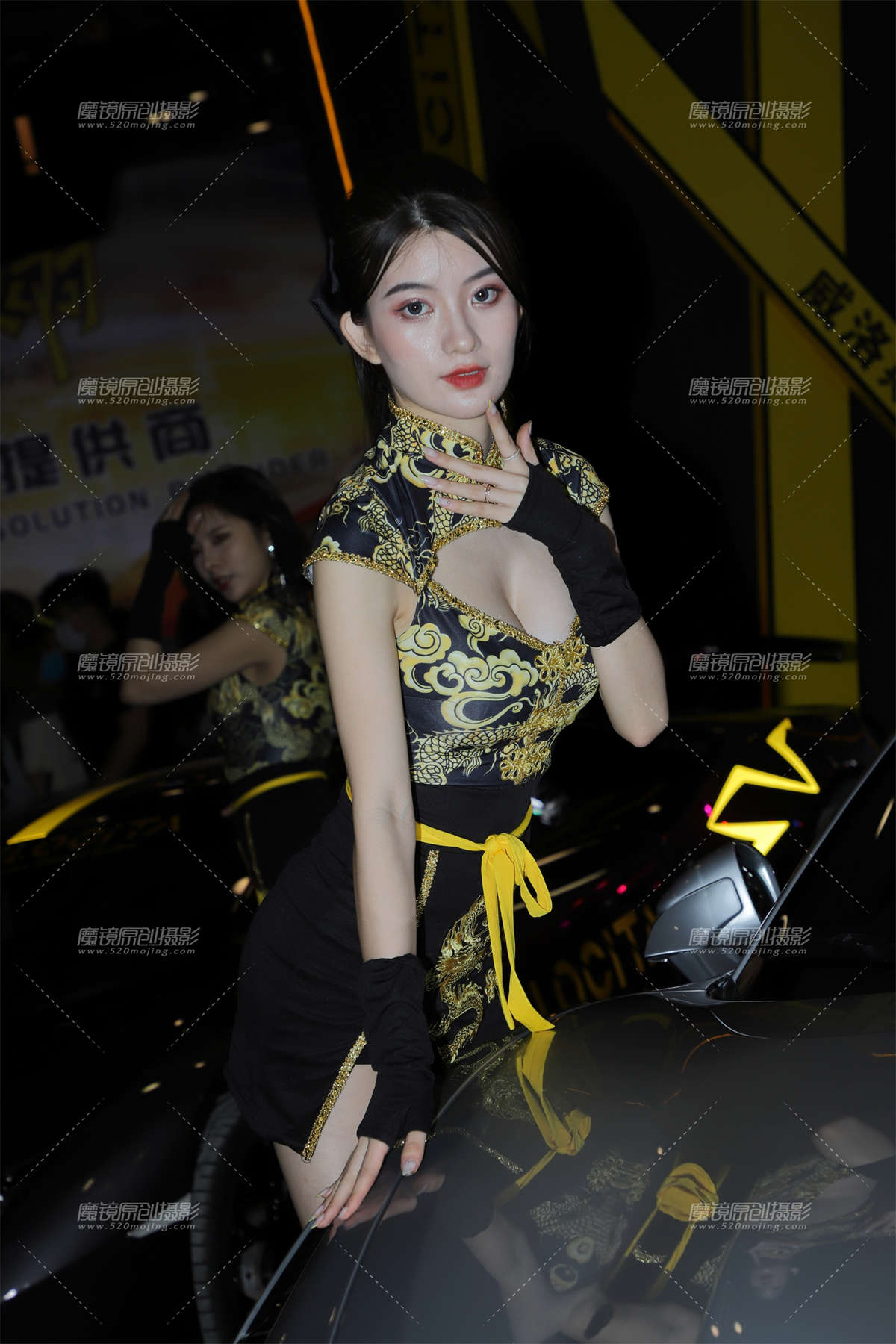 黄黑祥云抹胸短裙-日更街拍