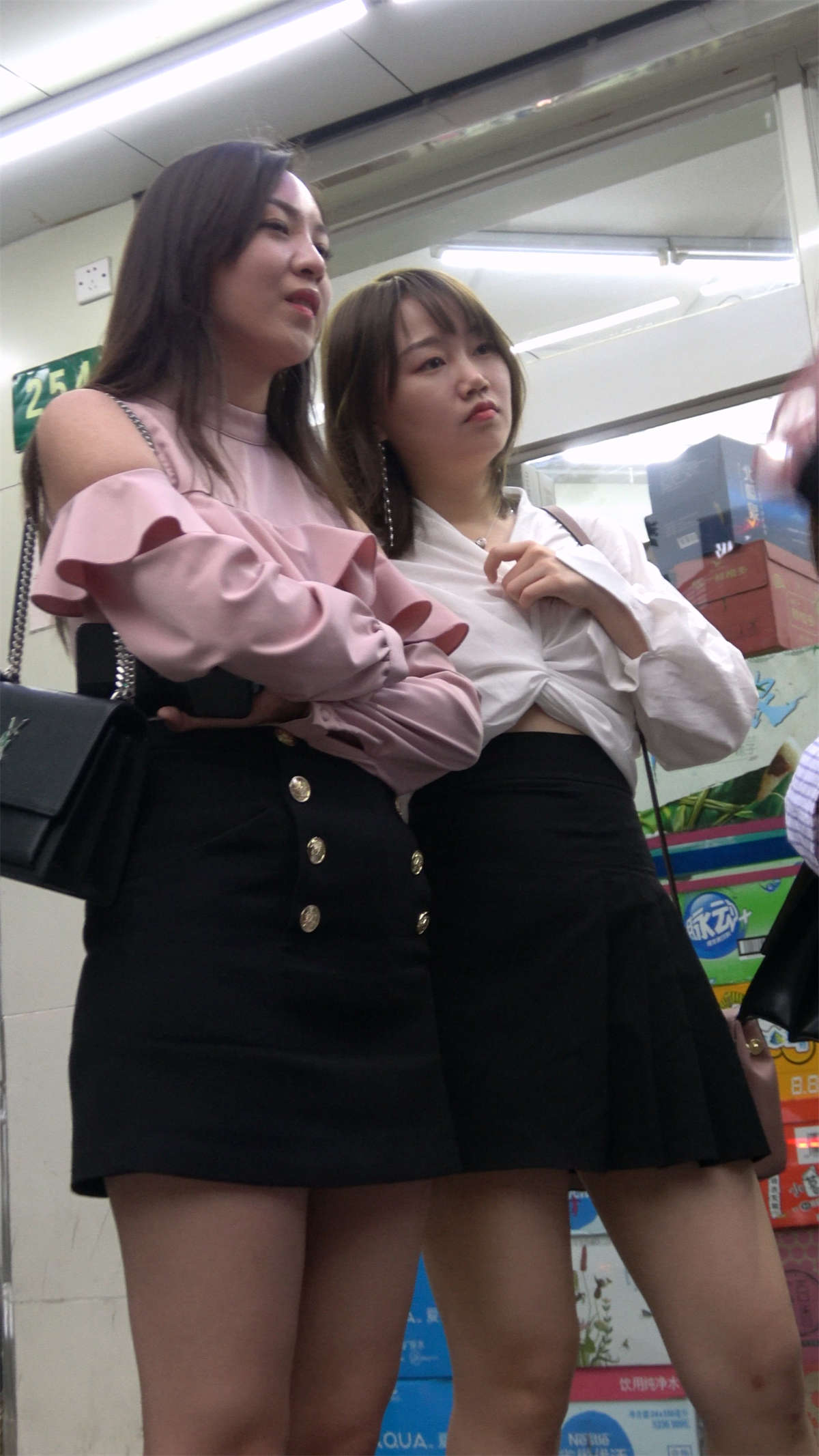 跟拍黑色短裙长腿高跟美女-日更街拍