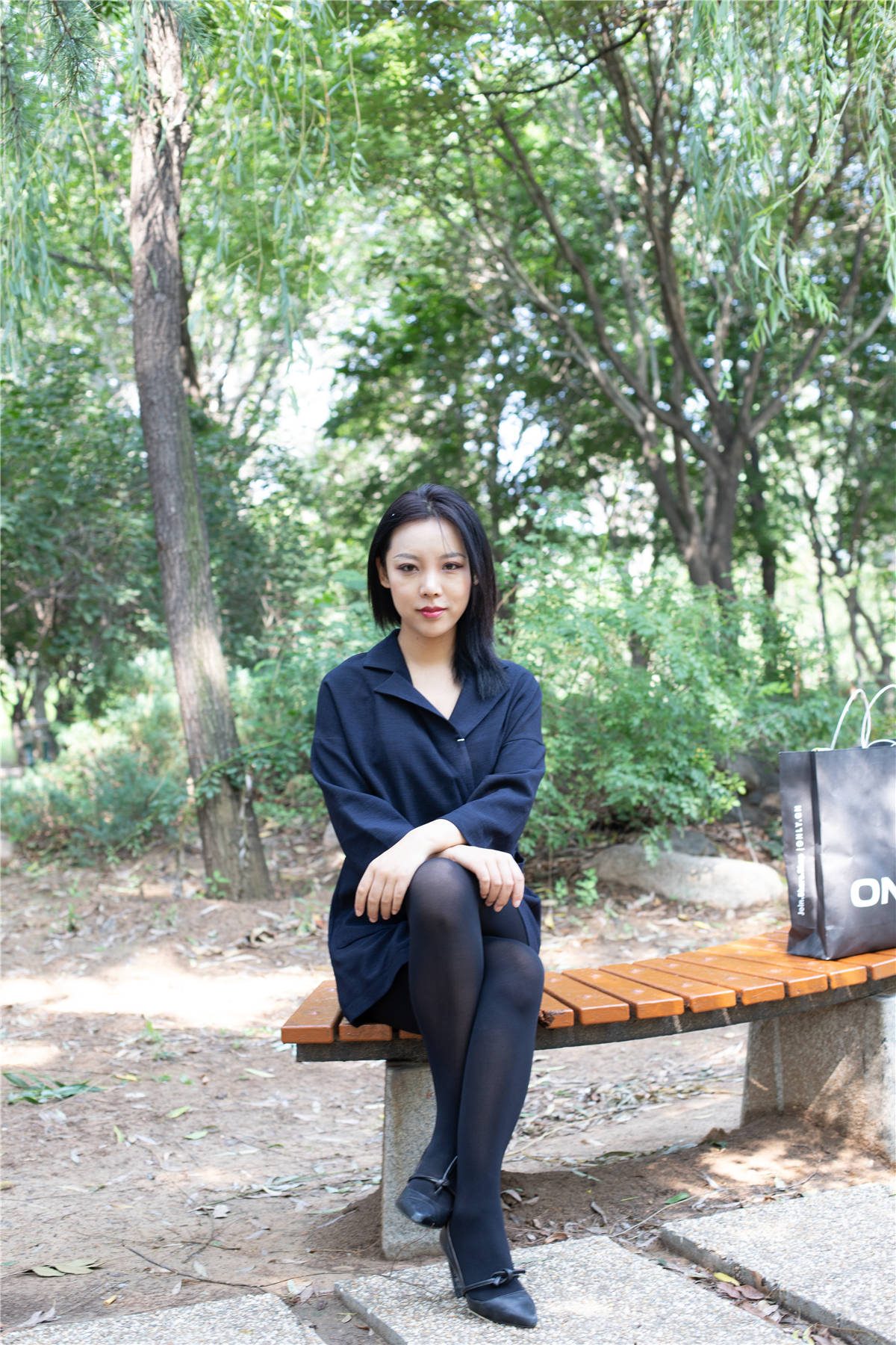 物恋传媒No.042期：秋-冷酷美女黑丝制服-日更街拍