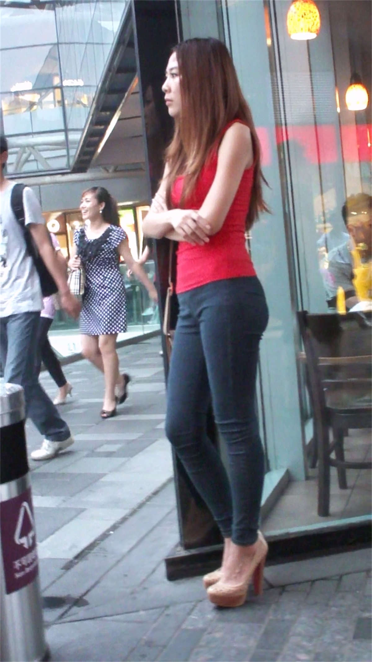 图片[2]-超紧身牛仔裤美腿高跟MM-日更街拍