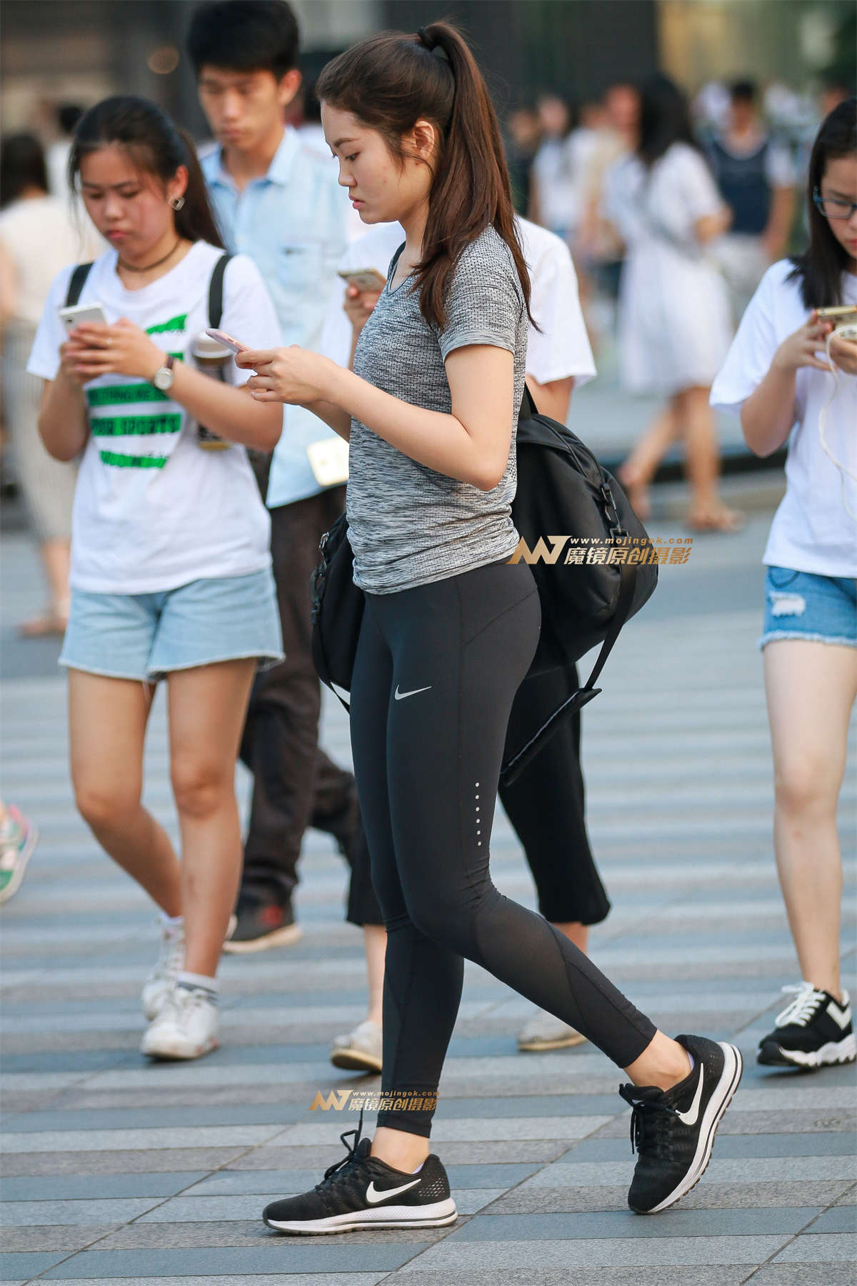 紧翘美臀-日更街拍